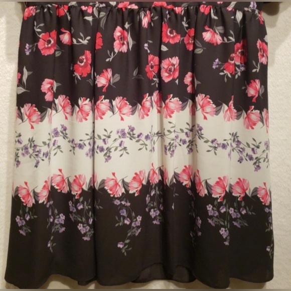 CeCe Elise Tie Neck Floral Dress
Size 12 - Picture 8 of 10